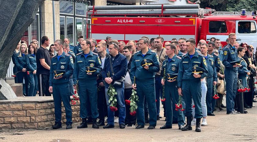 Церемония прощания с погибшими из-за атаки ВСУ спасателями состоялась в Луганске