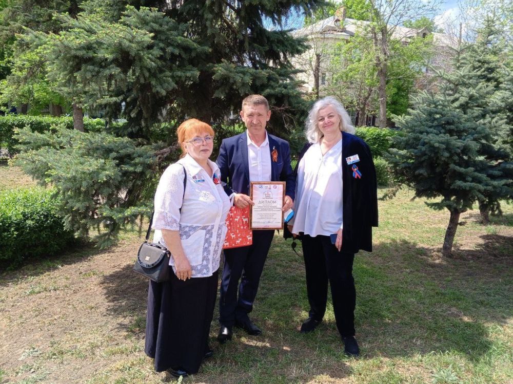 В городе Луганск, в сквере Героев Молодой Гвардии, прошло торжественное мероприятие, посвященное годовщине образования Луганской Народной Республики