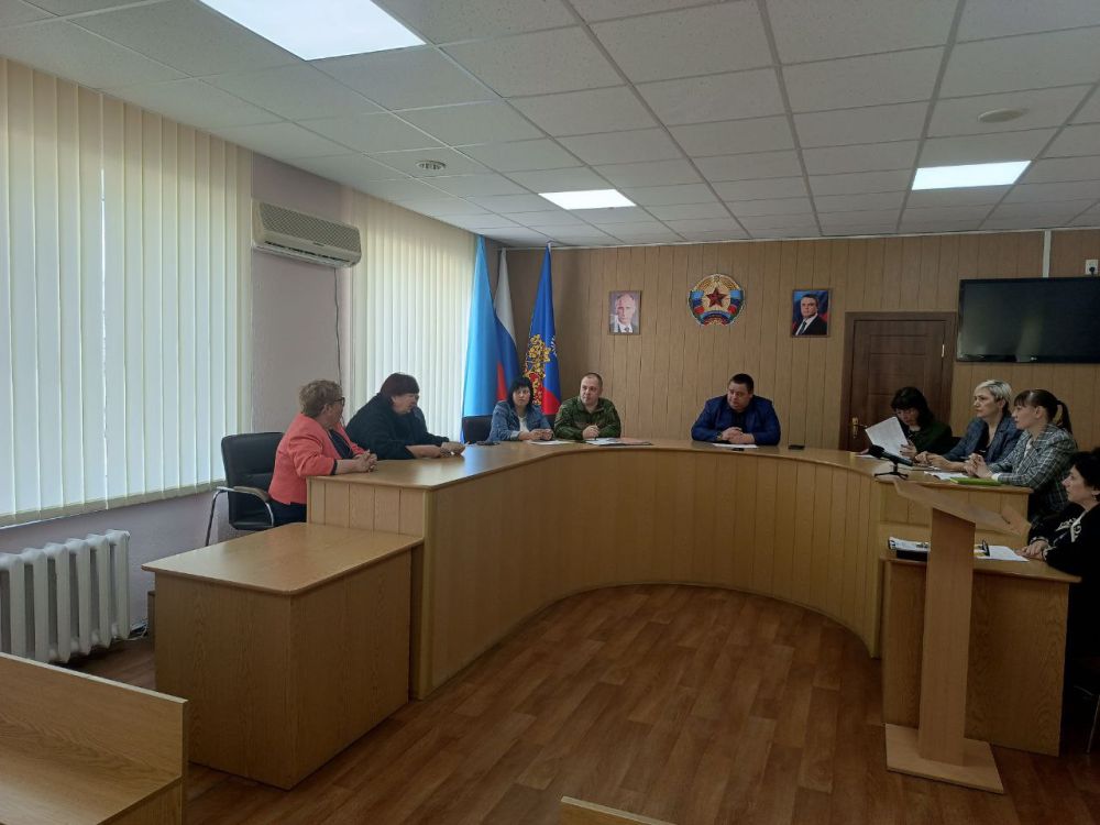 Сегодня в Администрации городского округа город Ровеньки Глава городского округа провел встречу с семьями военнослужащих, погибших, выполняя свой долг в зоне специальной военной операции, что особенно актуально в Год...