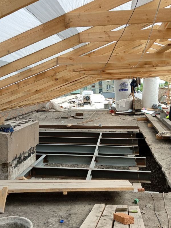 Сергей Козенко: В рамках подписанного соглашения о сотрудничестве между Краснодонским муниципальным округом и Тюменской областью, подрядной организацией ООО СК «СТИЛЛ», ведутся работы по капитальному ремонту рулонной кровли...