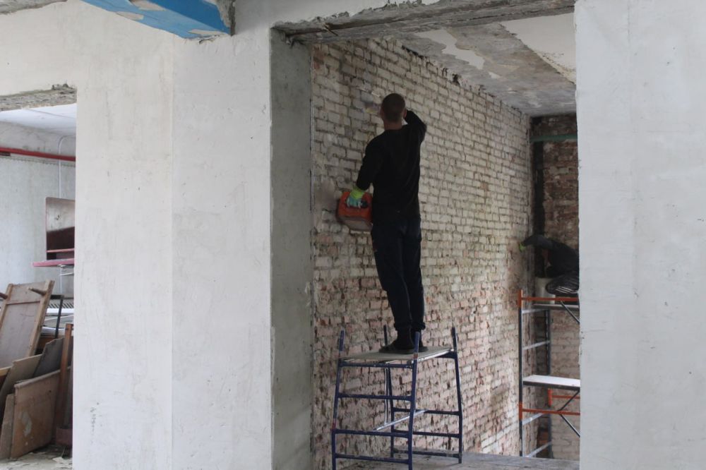 Сергей Крамаренко: Подрядная организация ООО «Лубань» Алтайского края продолжает ремонтно-восстановительные работы Родаковского Дома культуры