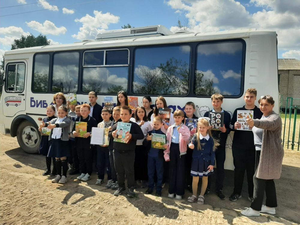 Состоялся очередной выезд передвижной библиотеки в поселки Энгельсово и Горное