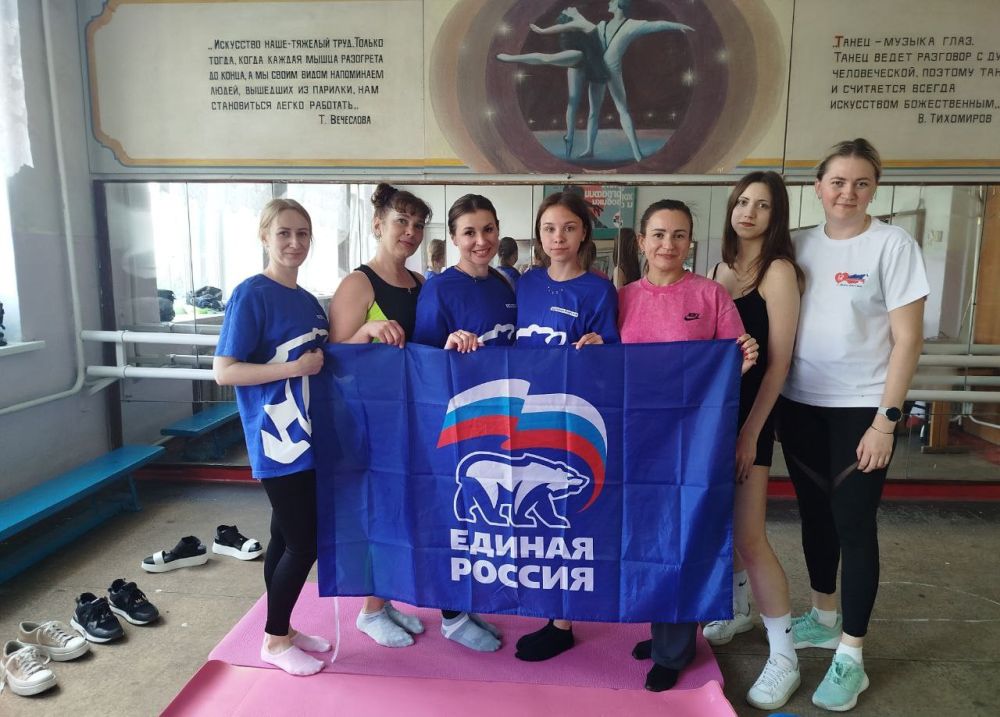 Йога для женщин. В рамках спортивного марафона "Сила России" на площадке Краснолучской гимназии №1 им.Л.Литвяк прошла открытая тренировка по йоге для женщин