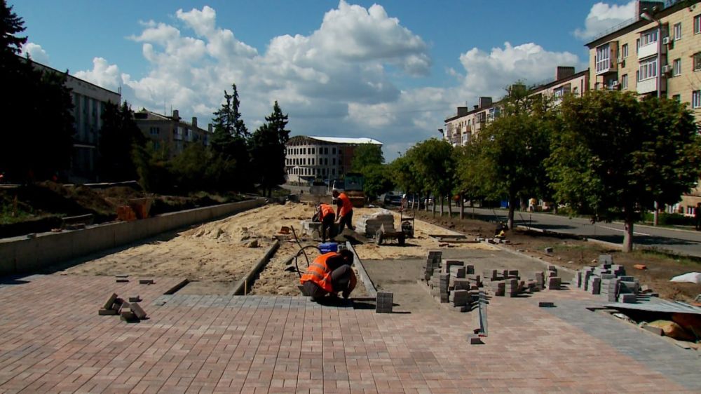 В Краснодоне продолжается благоустройство «Аллеи Дружбы»