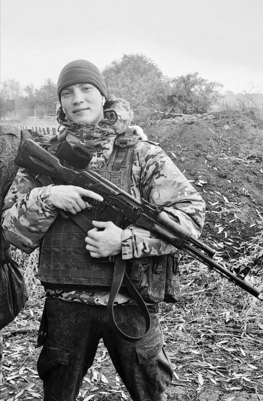 Михаил Развожаев: Сегодня проводили в последний путь стрелка-радиотелеграфиста, гвардии рядового Владимира Вадимовича Свечникова и старшего техника роты, гвардии прапорщика Александра Григорьевича Волочкова