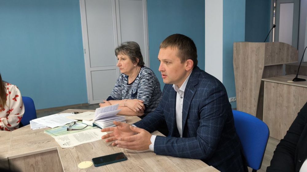 Евгений Морозов: Провел совещание с руководителями образовательных учреждений города, в ходе которого рассказал о важности участия брянковчан от 14 лет и старше во Всероссийском голосовании по выбору объектов для...