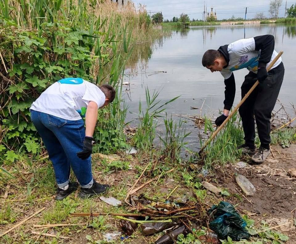 В рамках Всероссийской акции «Вода России» в Алчевске прошли мероприятия по очистке от мусора берегов водных объектов