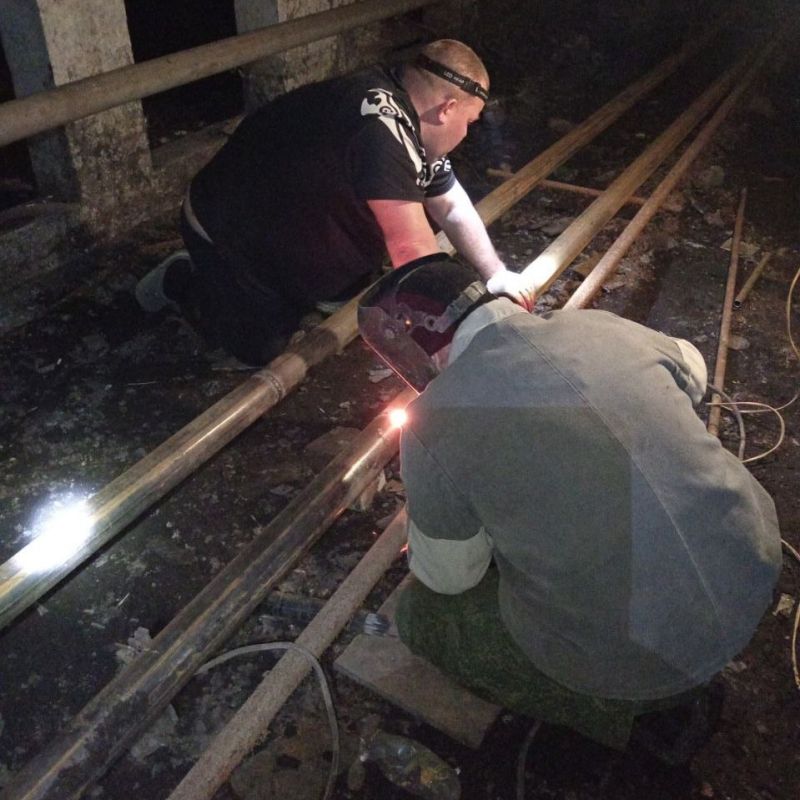 В рамках подготовки к отопительному сезону в многоквартирных домах города Антрацит специалистами управляющей компании проводятся работы по текущему ремонту системы центрального отопления