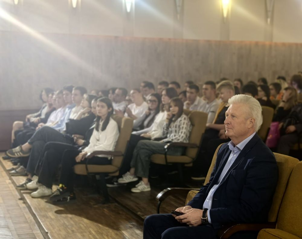 Сергей Козенко: Сегодня в стенах Краснодонского ордена Дружбы народов музее «Молодая гвардия» в рамках серии мероприятий «День возможностей» для школьников и студентов состоялась встреча, которая объединила активных...