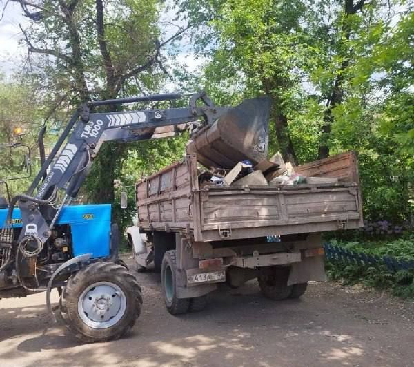 Коммунальные службы проводят работы на территории города