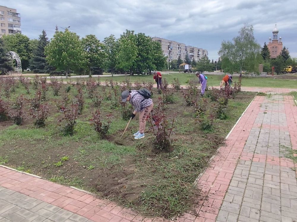Сергей Колягин: Сегодня представители трудовых коллективов продолжили приводить территорию у Закладного камня на месте строительства Мемориального комплекса в память о погибших мирных жителях и защитниках Донбасса в порядок