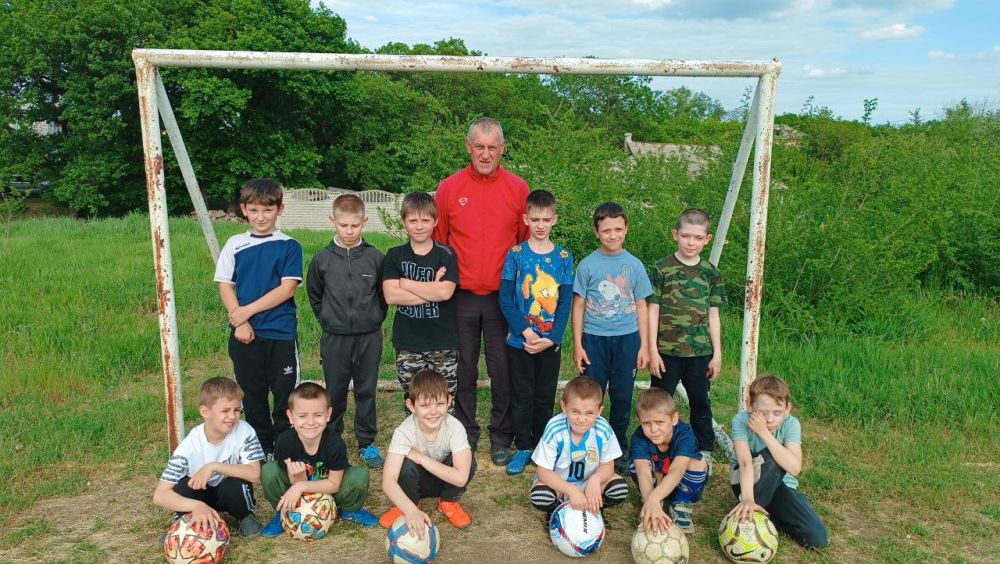 В поселке Краснодон провели мастер-класс по футболу