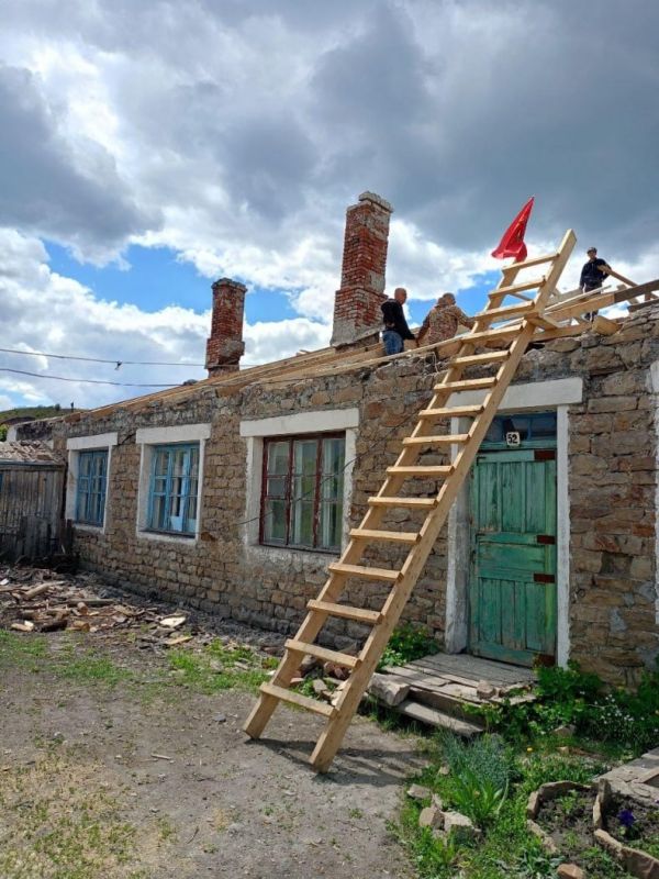 Строительная бригада от Хакасии восстанавливает крышу погорельцев ЛНР