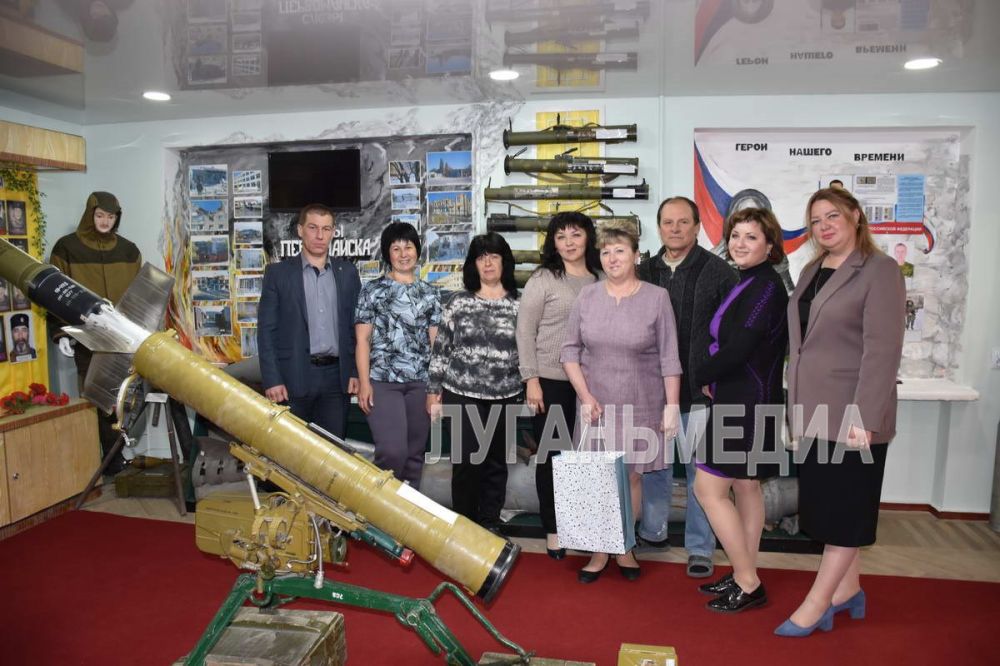 Глава Первомайского городского округа Сергей Колягин поздравил коллектив Музея истории города Первомайска с профессиональным праздником и подарил ламинатор, необходимый для оформления новых стендов фотографиями и...