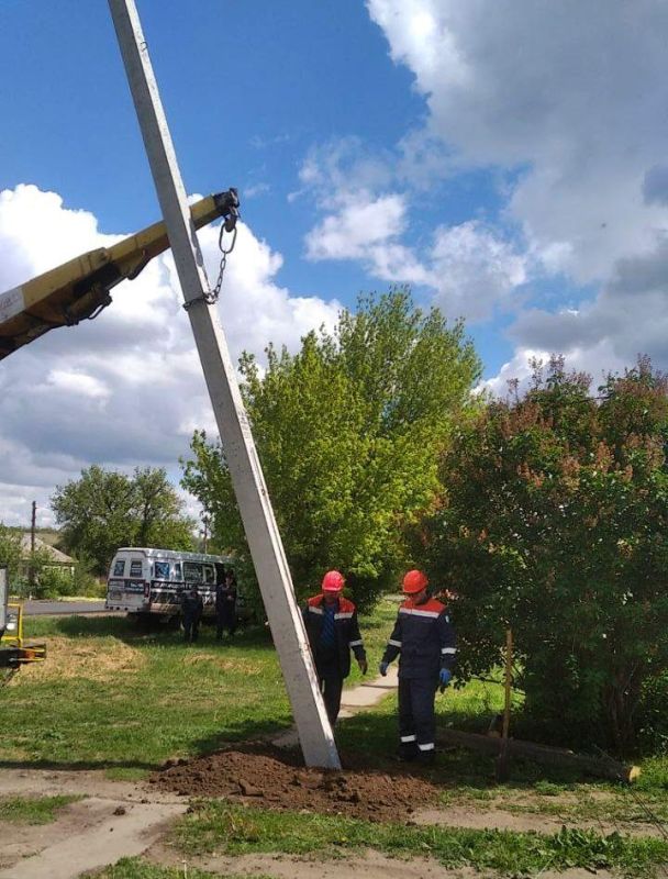 Альберт Зинченко: Специалисты «Луганскэнерго» заменили 13 дефектных опор в селе Великая Черниговка