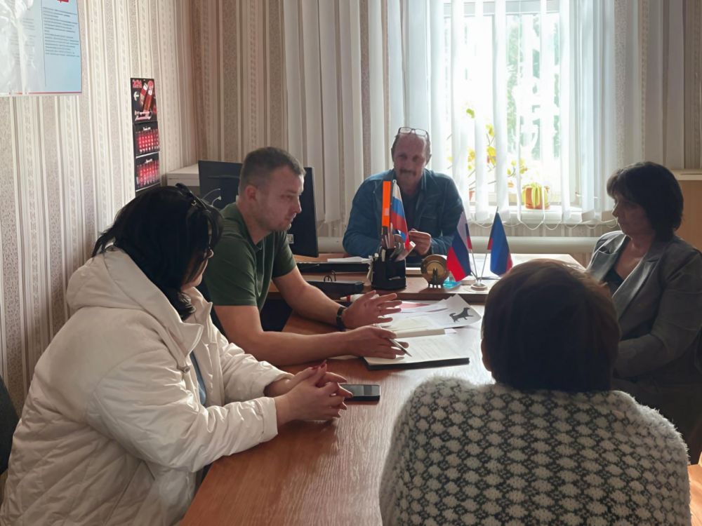 Анна Сорока: Руководитель Аппарата регионального омбудсмена Даниил Стяжкин совместно с представителем Администрации Главы ЛНР Викторией Радченко посетили прифронтовой Покровский отдел по жизнеобеспечению населённых пунктов...