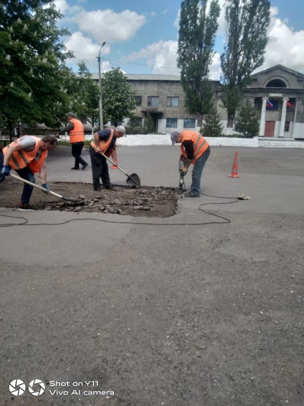 Евгений Морозов: Несмотря на переменчивую и часто дождливую погоду, сотрудники МУП "Комсервис" продолжают приводить территорию города в надлежащий весенний вид