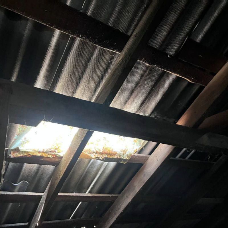 Единая управляющая компания проводит работы по ремонту шиферной кровли по адресу ул. Республиканская, д. 6, г. Счастье