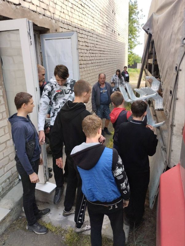 Андрей Рубанцов: В рамках проекта «ПреОбразование» и при поддержке Министерства образования и науки Луганской Народной Республики в Михайловскую школу им. А.И. Малена и Кленовскую школу им. Гвардии капитана Д.М. Мирошникова...