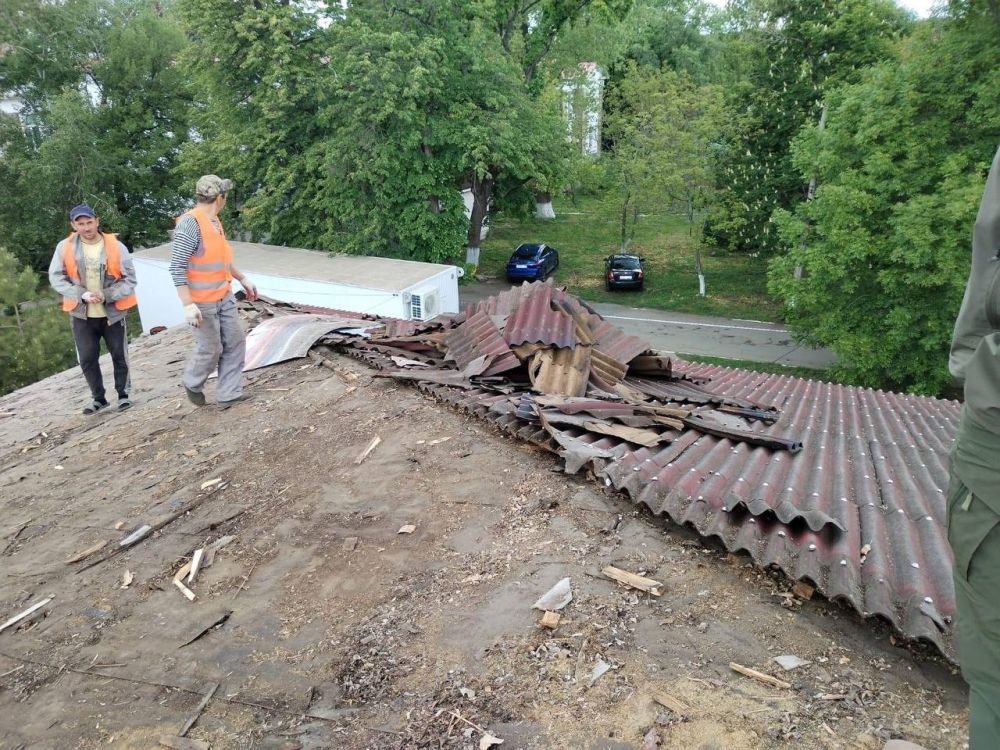 Андрей Рубанцов: В Ровеньках регион-шеф Республика Коми начал работы по капитальному ремонту кровли в Ровеньковской центральной городской многопрофильной больнице (клинико-диагностическая лаборатория)