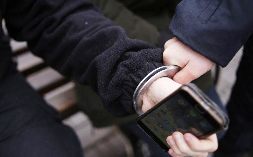 В Краснодоне задержан ранее судимый житель Суходольска, подозреваемый в ограблении женщины