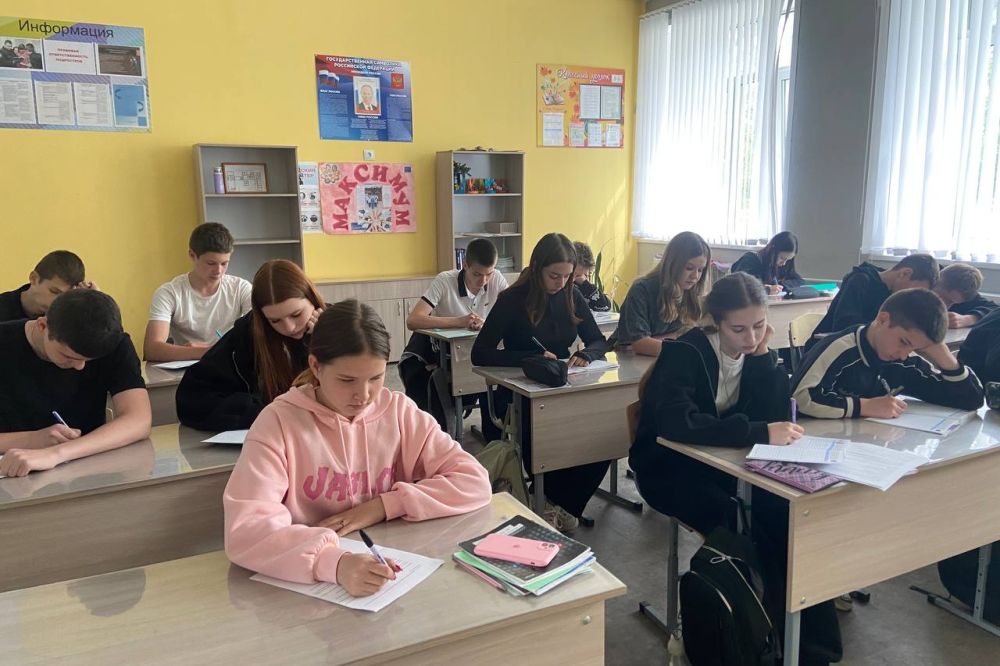 В Красном Луче прошла акция «Избирательный диктант» в рамках Дня молодого избирателя