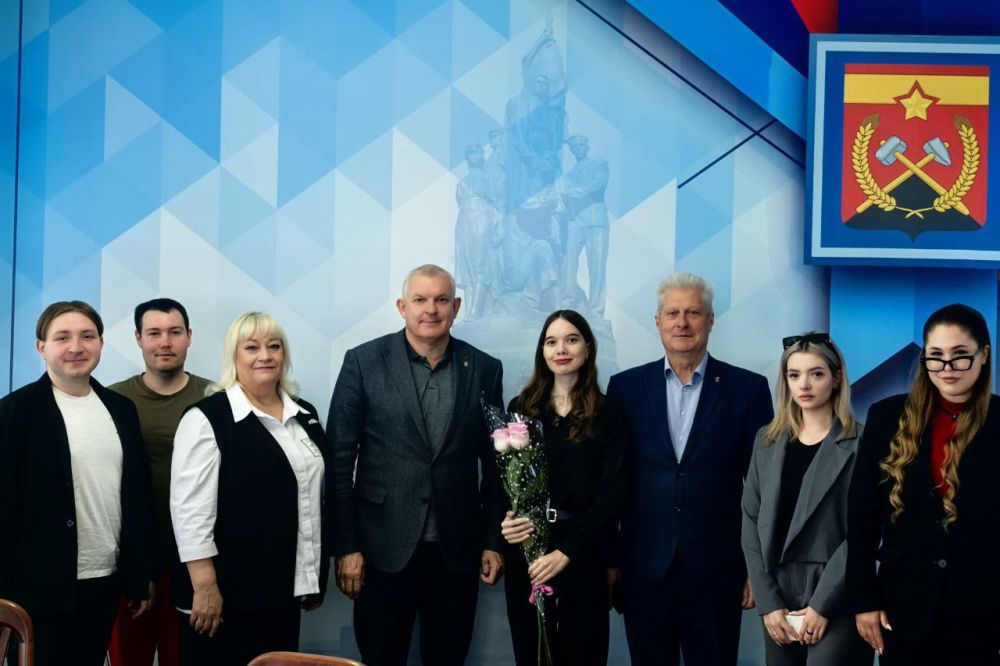 Председатель ТИК Инна Курносова и Глава Краснодонского муниципального округа Сергей Козенко Финалистка конкурса «Учимся выбирать» из Краснодона