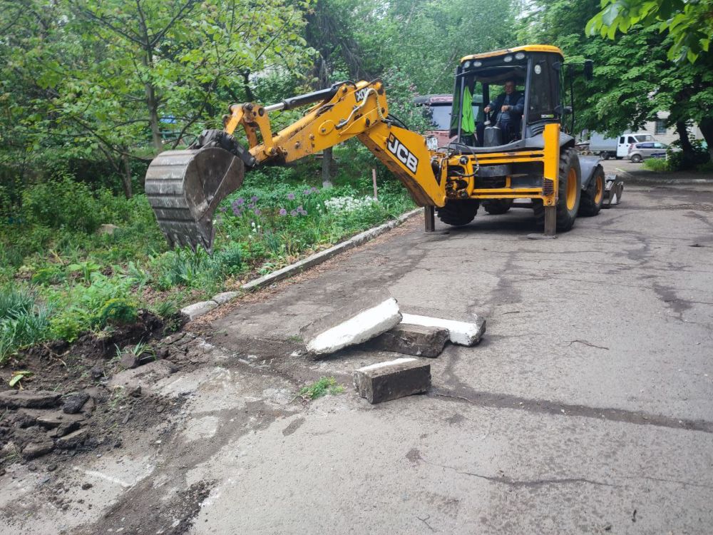 Сергей Козенко: В Краснодоне продолжается активная работа по благоустройству внутриквартальной дороги на квартале Баракова
