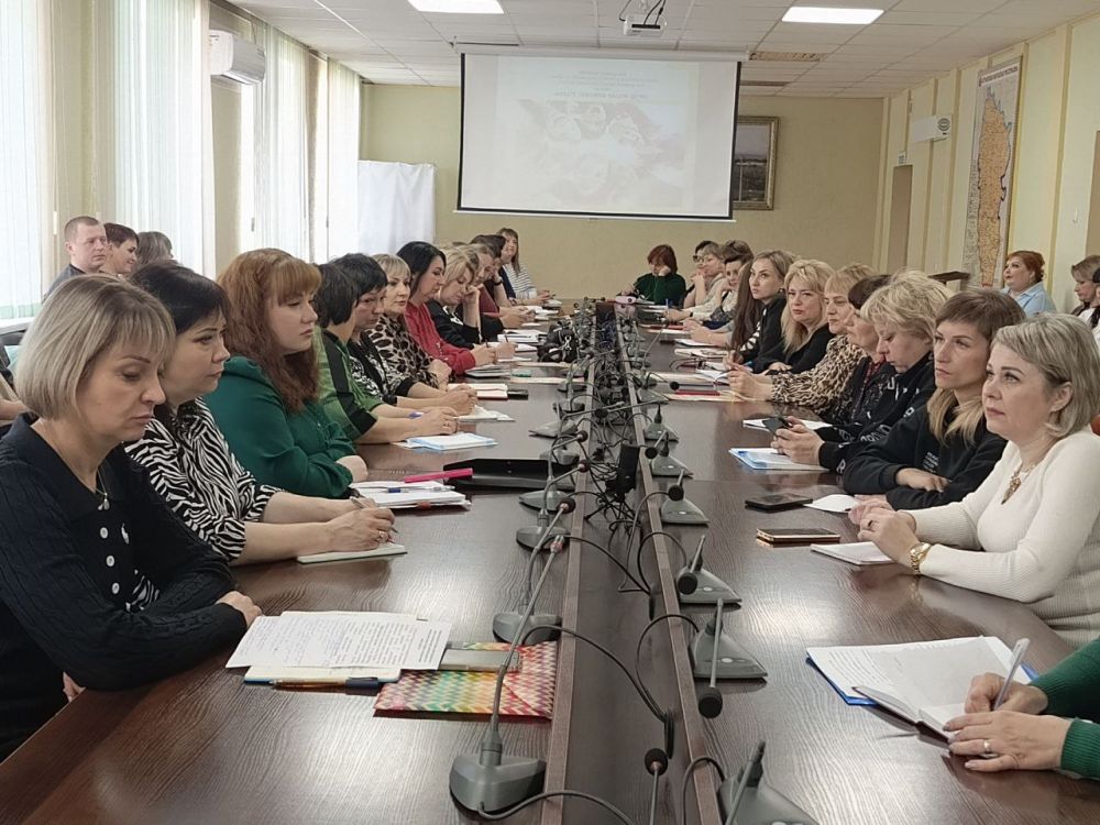 В Администрации городского округа город Ровеньки состоялся семинар-практикум на тему: «Вместе поможем нашим детям», приуроченный к Международному дню защиты детей