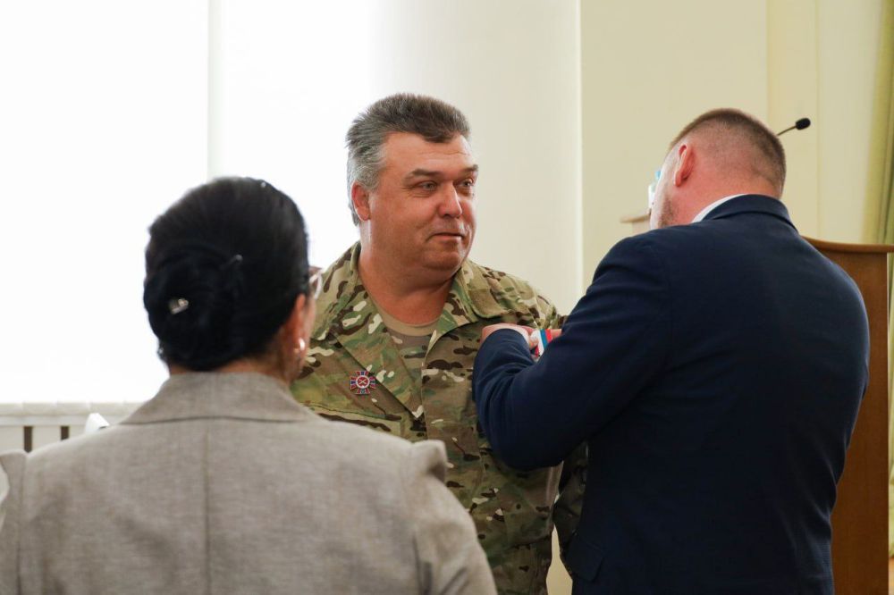 В рамках заседания Народного Совета состоялось торжественное мероприятие, на котором были вручены медали общественного признания «Отец солдата» отцам военнослужащих, проявивших себя в ходе специальной военной операции