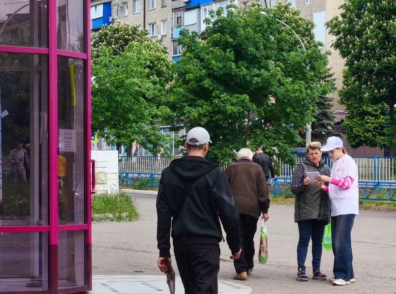 Волонтеры Антрацита продолжают помогать жителям принимать участие во Всероссийском голосовании по отбору территорий для благоустройства в 2026 году в рамках федерального проекта "Формирование комфортной городской среды"...