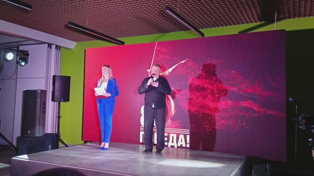 Светлана Гизай: #ПОМОЩЬФРОНТУ. Вместе с коллегами –депутатами Народного Совета ЛНР Василием Леоновым и Линой Вокаловой приняли участие в концерте патриотической песни «Истина Победы», который состоялся в Доме молодежи города...