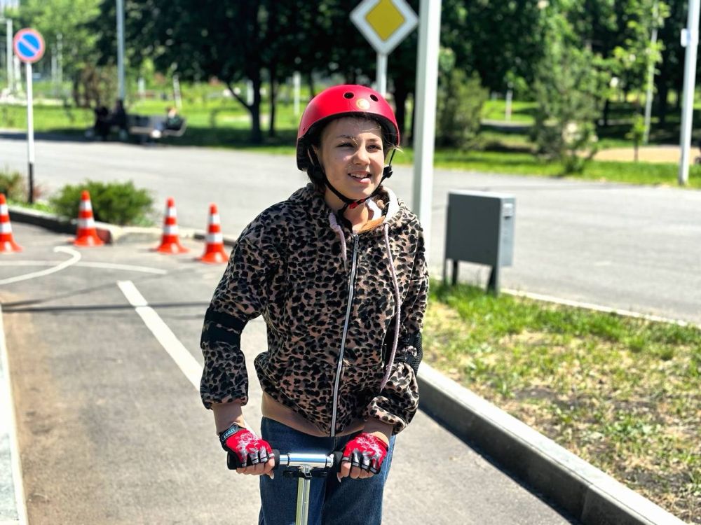 Андрей Рубанцов: Сегодня члены отряда ЮИД «Маячки» Ровеньковской школы №12 им.В.Ю.Андреева с гордостью представили город Ровеньки на региональном конкурсе «Безопасное колесо 2025» в г.Луганск