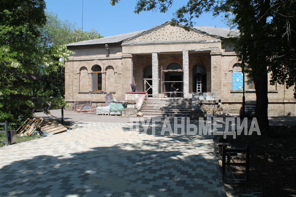 В Брянке в рамках федерального проекта «Формирование комфортной городской среды» национального проекта «Инфраструктура для жизни» благоустраивается общественная территория в районе Гончаровского пруда № 1