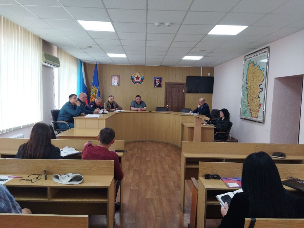 Сегодня Глава городского округа провёл заседание комиссии по предупреждению и ликвидации чрезвычайных ситуаций и обеспечению пожарной безопасности муниципального образования городской округ город Ровеньки ЛНР