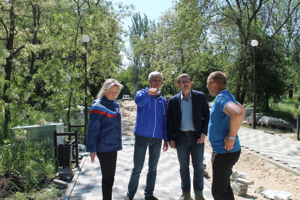 В Брянке в рамках федерального проекта «Формирование комфортной городской среды» национального проекта «Инфраструктура для жизни» благоустраивается общественная территория в районе Гончаровского пруда