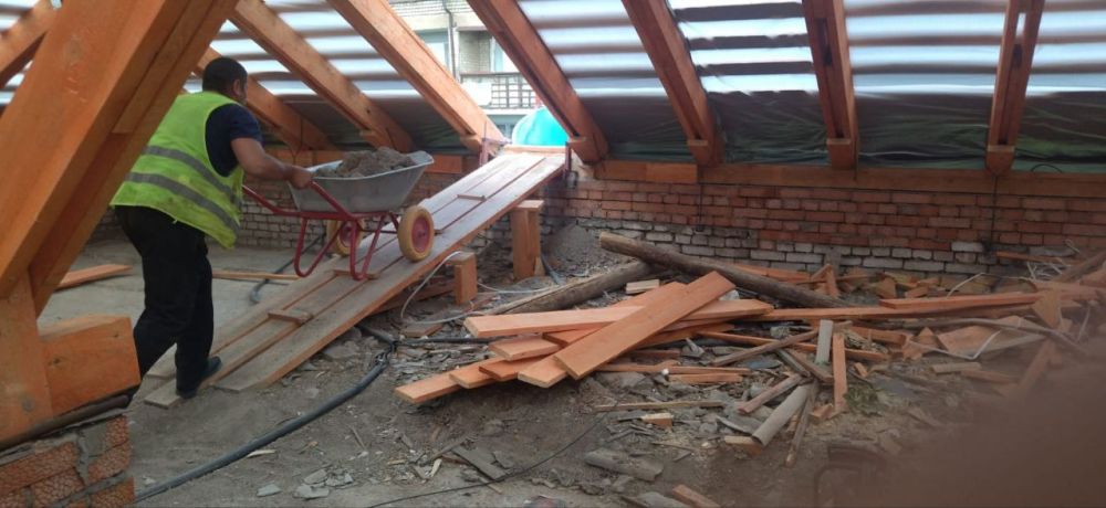 Сергей Козенко: В рамках специального инфраструктурного проекта в Краснодоне в сотрудничестве с Тюменской областью подрядной организацией ООО СК «СТИЛЛ» ведутся работы по капитальному ремонту скатной кровли с заменой...