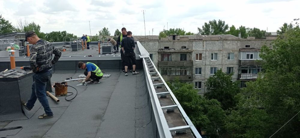 Сергей Козенко: В рамках специального инфраструктурного проекта в городе Молодогвардейске продолжаются работы по ремонту кровель шефом-регионом Тюменской областью