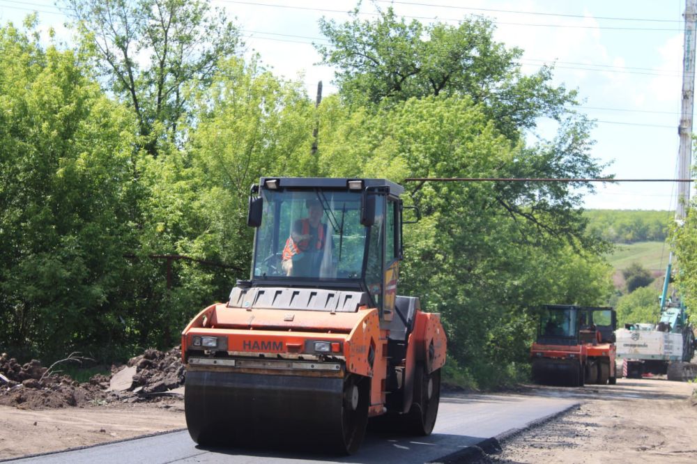 В Кировске приступили к укладке асфальта на улице Петровского