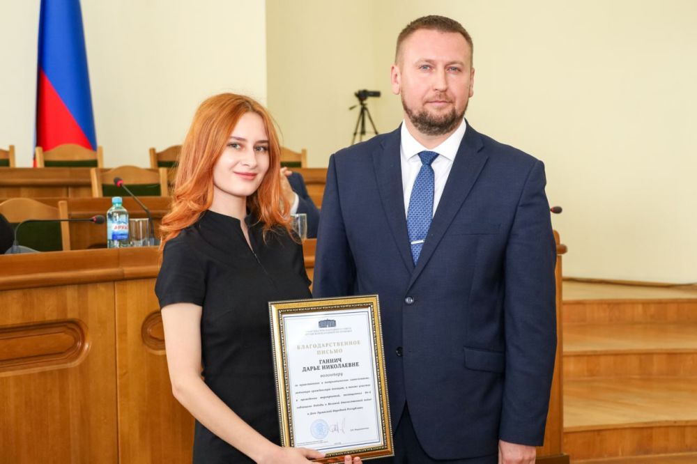 Денис Мирошниченко наградил волонтеров, участвовавших в организации мероприятий ко Дню Победы и Дню Республики