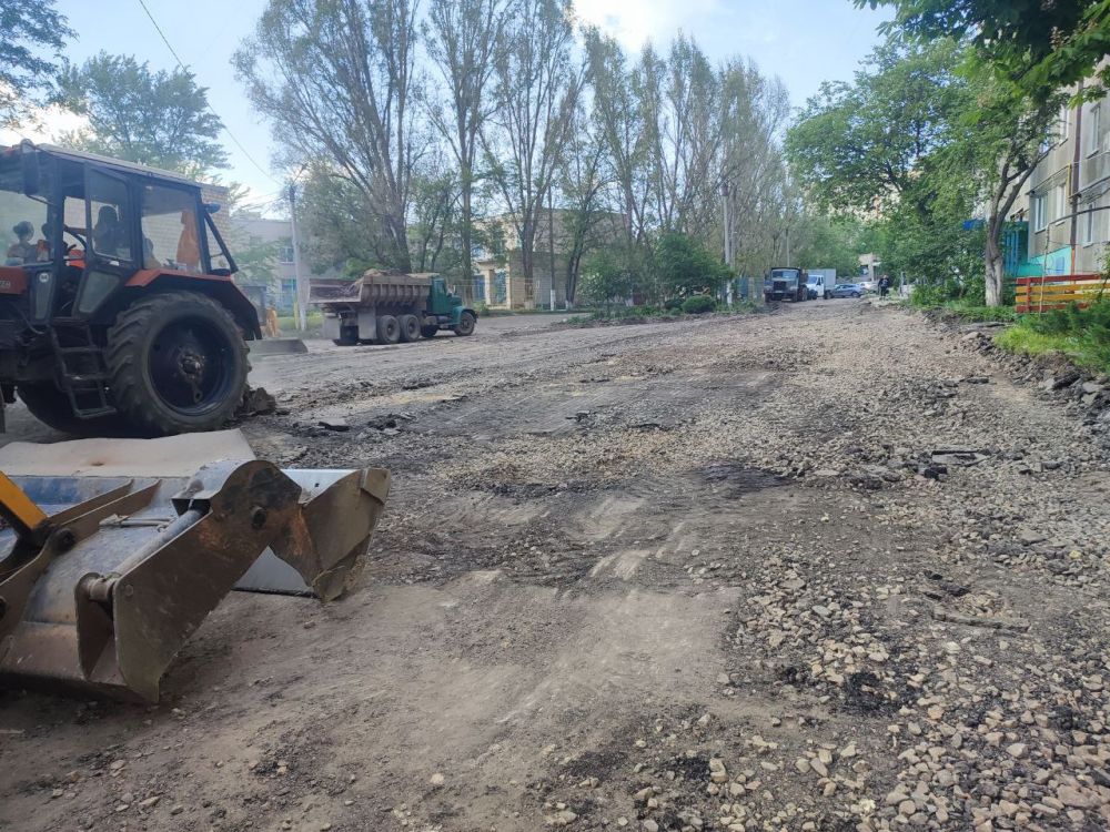 Сергей Козенко: В Краснодоне активно продолжаются работы по ремонту дороги на квартале Баракова в районе домов 3, 4, 5. Сотрудники МУП ДЭУ заняты демонтажем старого слоя асфальта, чтобы в скором времени уложить новое покрытие