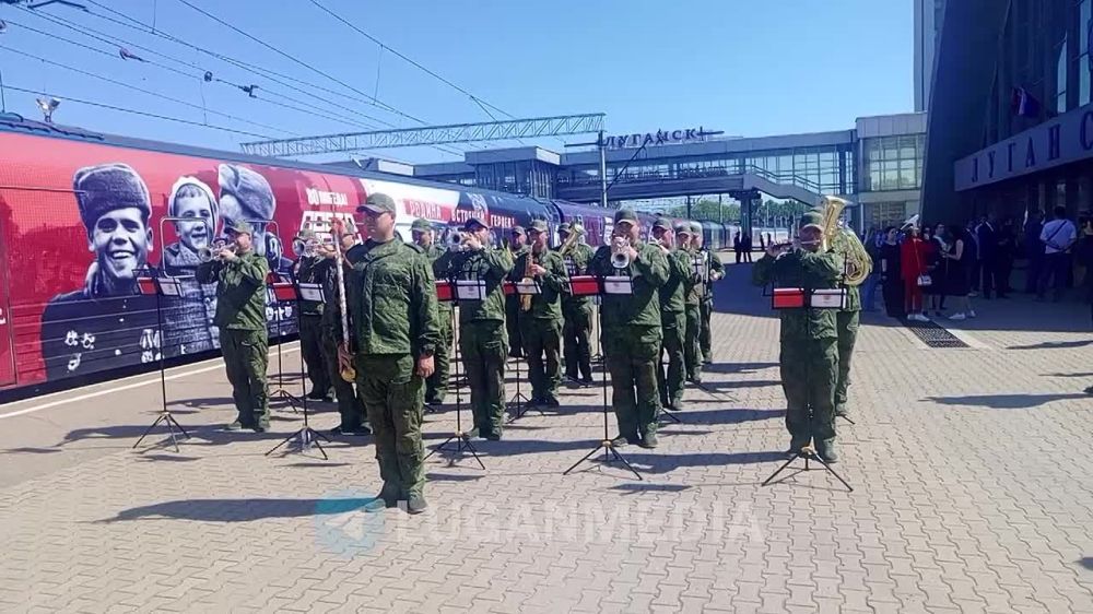 В Луганск прибыл передвижной музей на железнодорожной платформе «Поезд Победы»