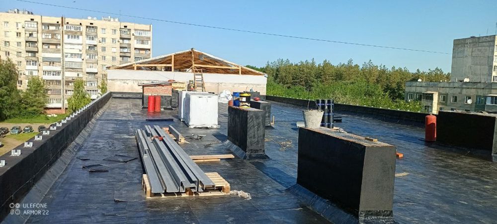 Сергей Козенко: В рамках специального инфраструктурного проекта специалистами подрядной организации ООО СК «СТИЛЛ» продолжаются работы по капитальному ремонту мягкой кровли многоквартирного жилого дома, расположенного по...