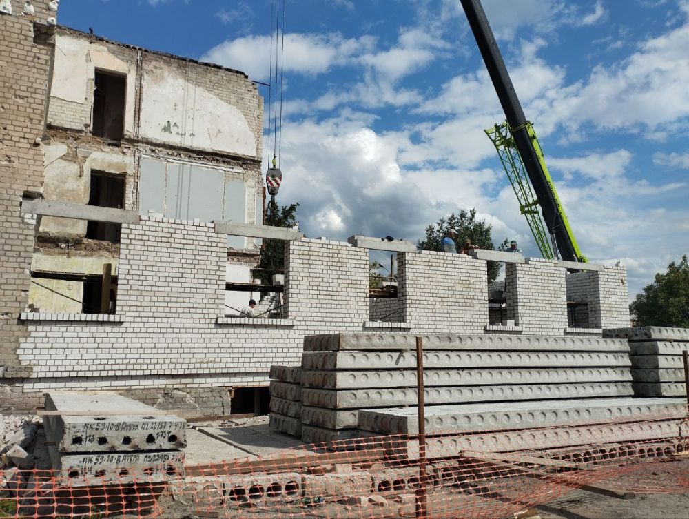 Более 250 жилых и социальных объектов восстанавливают в Рубежном специалисты ППК «Единый заказчик»