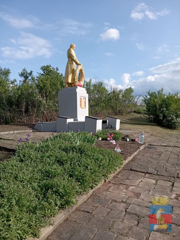 В посёлке Волчеяровка местные жители своими силами привели в порядок памятник советскому воину и облагородили прилегающую к нему территорию
