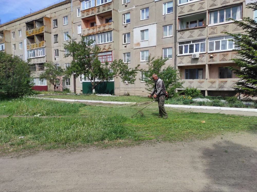 В Краснолучском городском округе продолжаются работы по благоустройству территорий