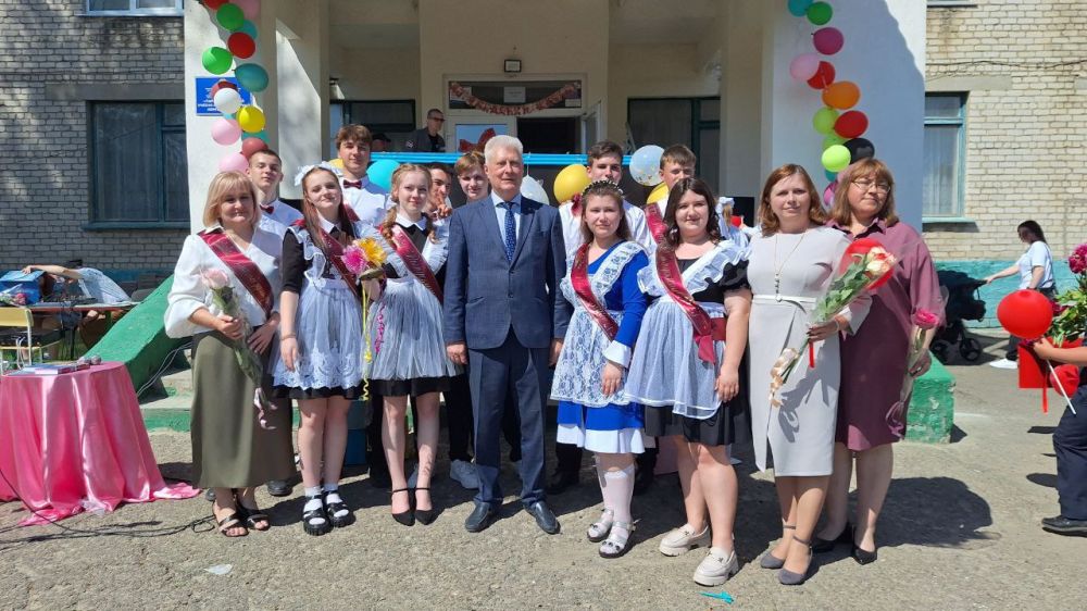 Сергей Козенко: Сегодня с удовольствием посетил праздник Последнего школьного звонка в Пархоменковском учебно-воспитательном комплексе № 30. На этом значимом событии присутствовали выпускники 11-го и 9-го классов, а также...