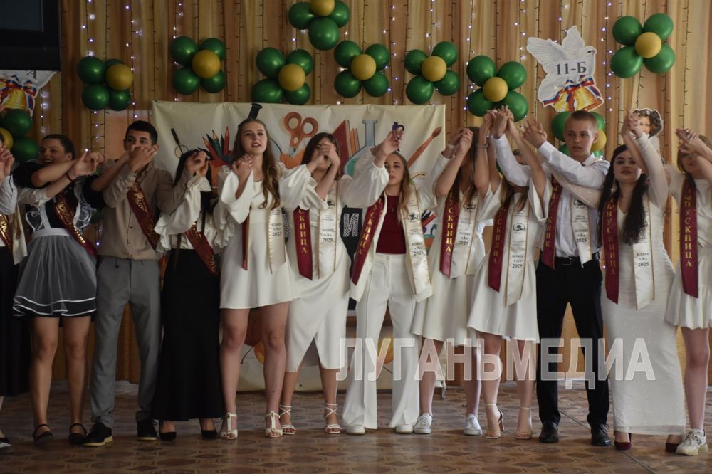 В Краснодонской средней школе № 1 сегодня торжественное мероприятие по случаю последнего звонка прошло в особенной трогательной атмосфере