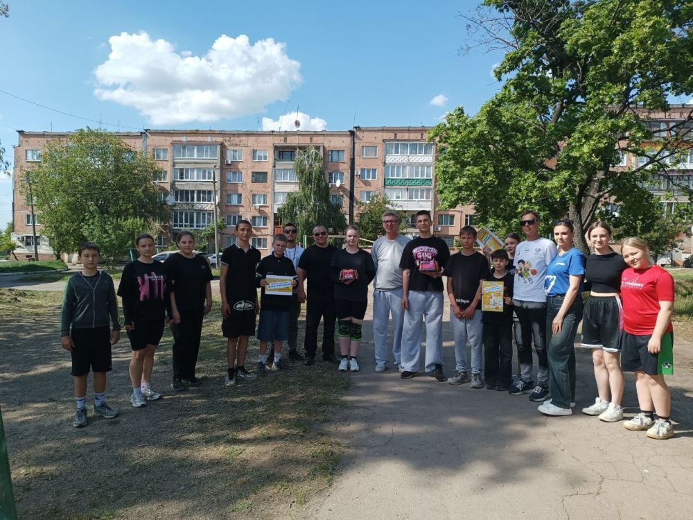 В рамках проекта Школа ЖКХ ВПП "ЕДИНАЯ РОССИЯ" единороссы провели дворовый турнир по волейболу в Петровском: праздник спорта и дружбы