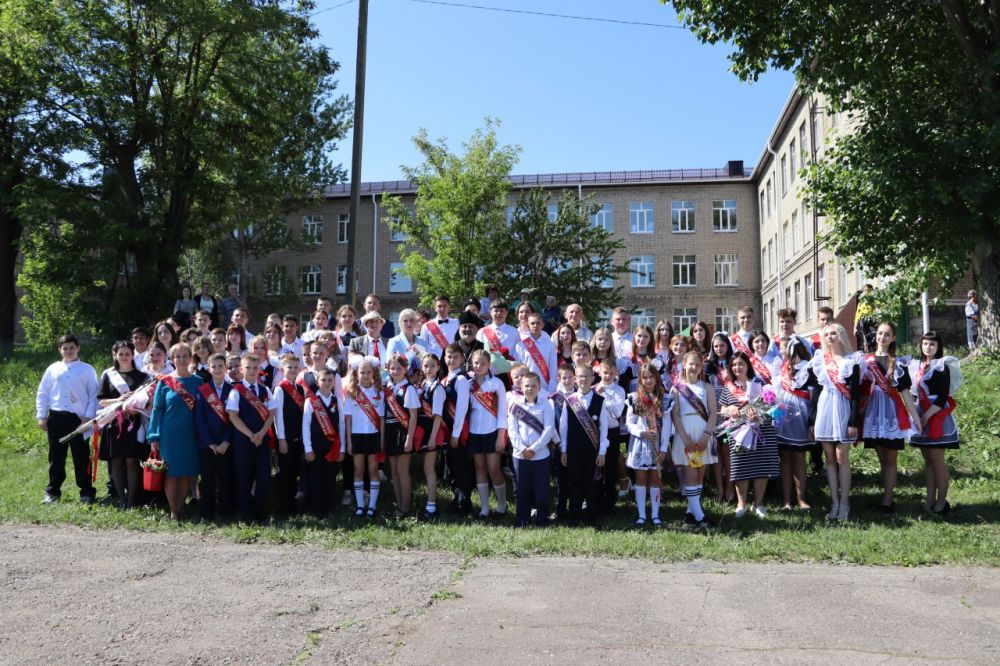В школах Стаханова прозвенел Последний звонок